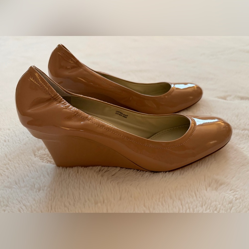 NIB Vera Wang Lavender Monique Lux Patent Wedge - Picture 8 of 13